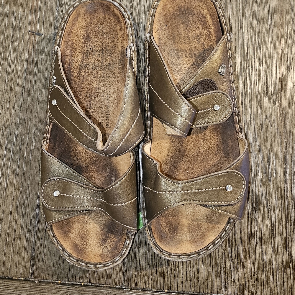 Finn Comfort Size 5.5 Gold Sandals
